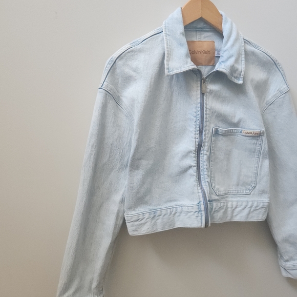 Calvin Klein Cropped Denim Jacket Size Small Light Wash - Picture 2 of 8
